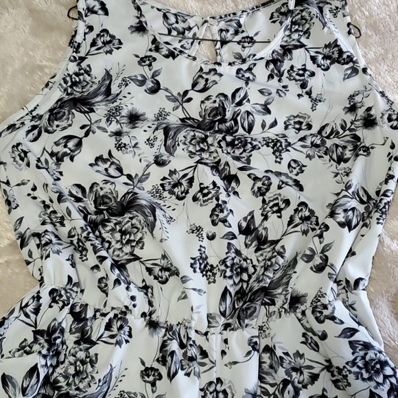 Gorgeous black and white flower romper - Picture 5 of 9